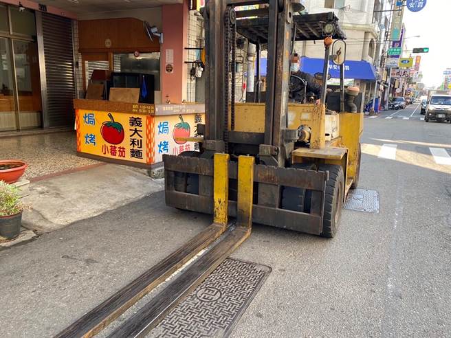 霧峰分局成功派出所員警，日前執行交通稽查勤務時，發現張男未領臨時通行證，即行駛於一般道路。（霧峰分局提供／黃國峰台中傳真）