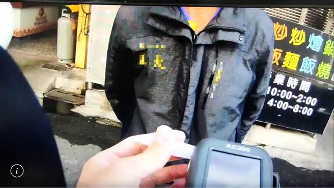 張男除未領臨時通行證，即行駛於一般道路外，還酒後駕駛推高機，罰單再加1張。（霧峰分局提供／黃國峰台中傳真）