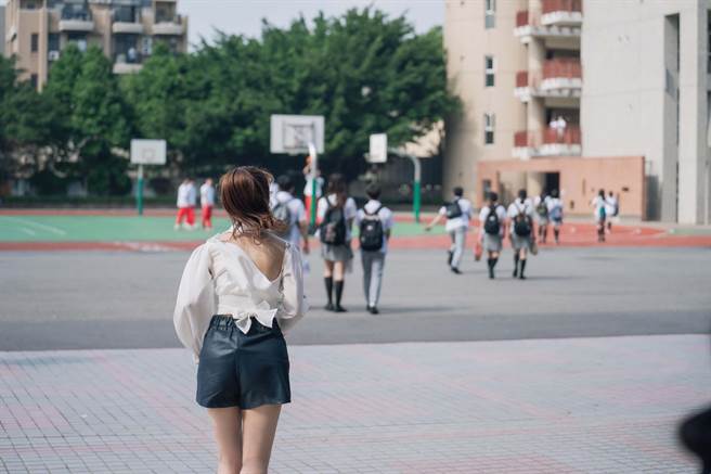 周晓涵露出美背跑百米。（TVBS提供）