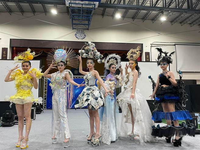 桃園治平高中畢業展演創意巧思打造華麗造型。(呂筱蟬攝)