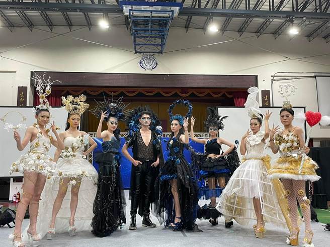 桃園治平高中畢業展演創意巧思打造華麗造型。(呂筱蟬攝)