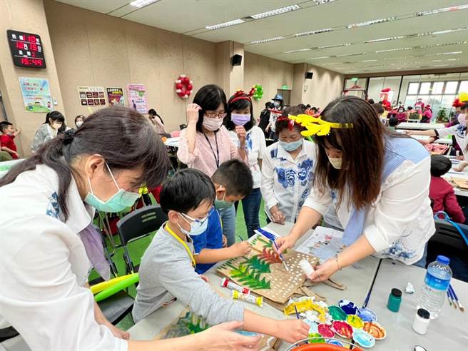 鶯歌區公所配合三鶯文創整合計畫近期攜手在地藝術工作室及社區發展協會，舉辦「愛在鶯歌，藝起暖愛相挺」活動，集結鶯歌各國小學童和在地長者，體驗彩繪、核桃糕、造型汽球等多項DIY。（鶯歌區公所提供）