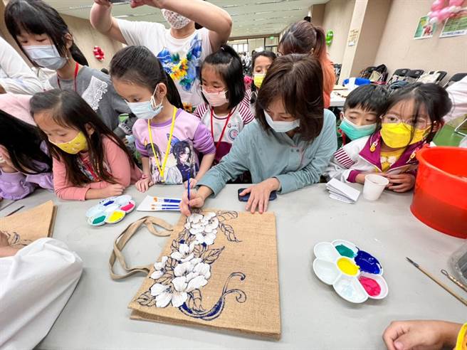 鶯歌區公所配合三鶯文創整合計畫近期攜手在地藝術工作室及社區發展協會，舉辦「愛在鶯歌，藝起暖愛相挺」活動，集結鶯歌各國小學童和在地長者，體驗彩繪、核桃糕、造型汽球等多項DIY。（鶯歌區公所提供）
