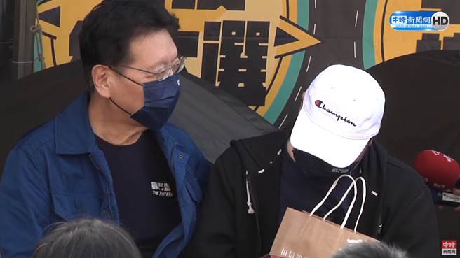 资深媒体人赵少康今（16）日前往自由广场探视正在绝食的黄士修、杨植斗等人。（图／中时新闻网直播画面）