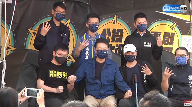 资深媒体人赵少康今（16）日前往自由广场探视正在绝食的黄士修、杨植斗等人。（图／中时新闻网直播画面）