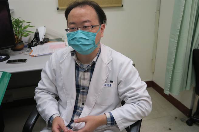 彰医中医师张炜东表示，「三九贴」可治疗慢性、虚寒性疾病，从冬至次日起算、每隔9日一次，针对穴位进行中药敷贴，共计贴3次。（谢琼云摄）