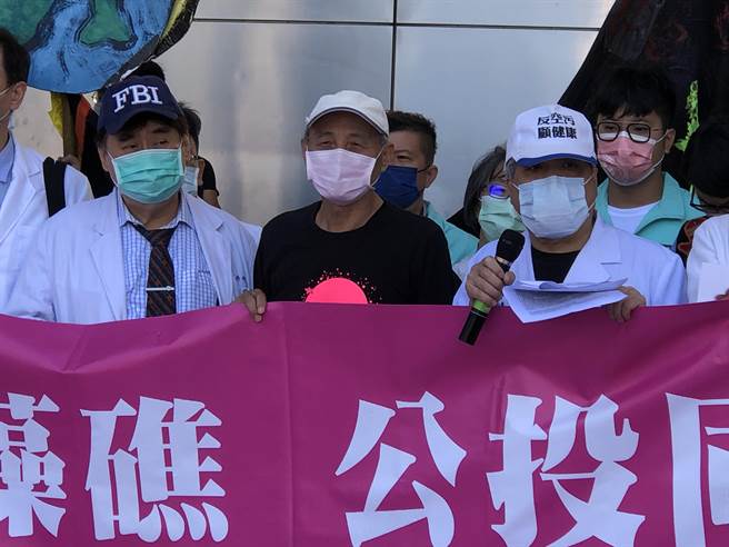 珍愛藻礁公投領銜人潘忠政指出，三接就是蓋在藻礁上，呼籲請把票投給藻礁。(陳世宗攝)