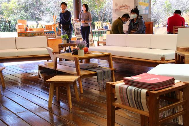 展示的包括有三斗石櫟、赤皮、墨點櫻桃、香楠、南投黃肉楠、長葉木薑子，及少量的苦楝、泡桐，傳統上多用在農具及五金工具柄等製作，也有打碎製成養菇的太空包做使用，但多半是無法達成有效利用。(南投林管處提供／吳建輝南投傳真)