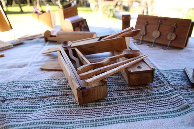 本次研究將從即日起至1月14日止，每天上午8點至下午5點，在奧萬大園區自然教育中心1樓展出，邀請民眾一起觀賞國產闊葉樹木商品之美。(南投林管處提供／吳建輝南投傳真)