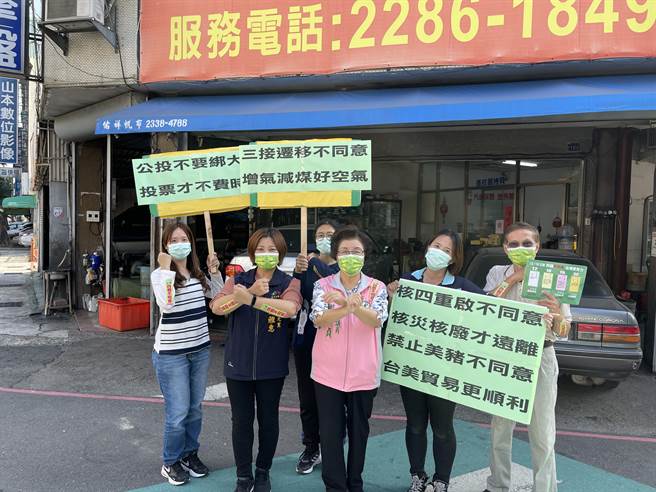 四大公投進入倒數，綠營市議員與當地里長至路口宣講，吸引民眾目光。（讀者提供／張妍溱台中傳真）