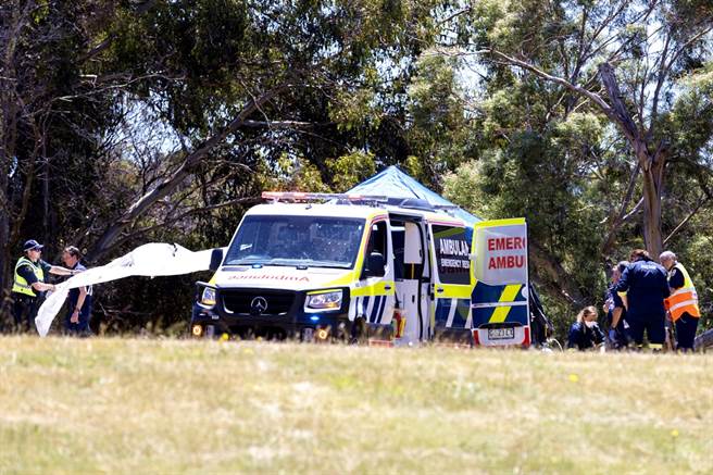 澳洲一所小学16日发生狂风卷走充气城堡游乐设施的意外，导致数名学童从10公尺高空重摔，4人摔死、数人重伤。（图／美联社）