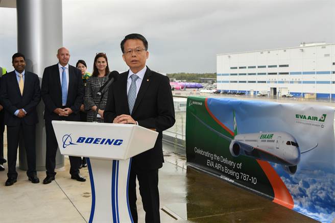 长荣航空总经理孙嘉明（中）。（资料照）