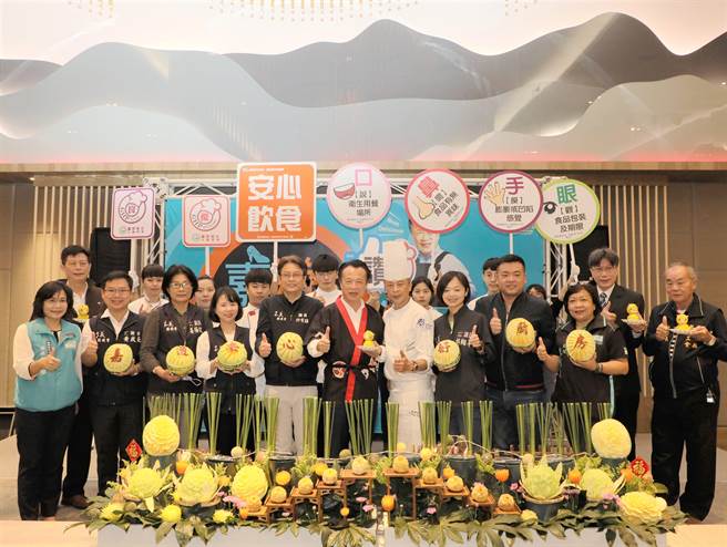 嘉義縣衛生局推動餐飲業者衛生管理分級評核，今年共56家餐飲業者通過評核，今並舉辦「嘉遊安心好廚房─110年度餐飲衛生評核」頒獎活動。（呂妍庭攝）