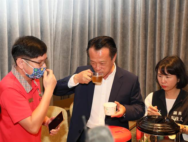 嘉義縣衛生局推動餐飲業者衛生管理分級評核，今年共56家餐飲業者通過評核，今並舉辦「嘉遊安心好廚房─110年度餐飲衛生評核」頒獎和品嘗會。（呂妍庭攝）