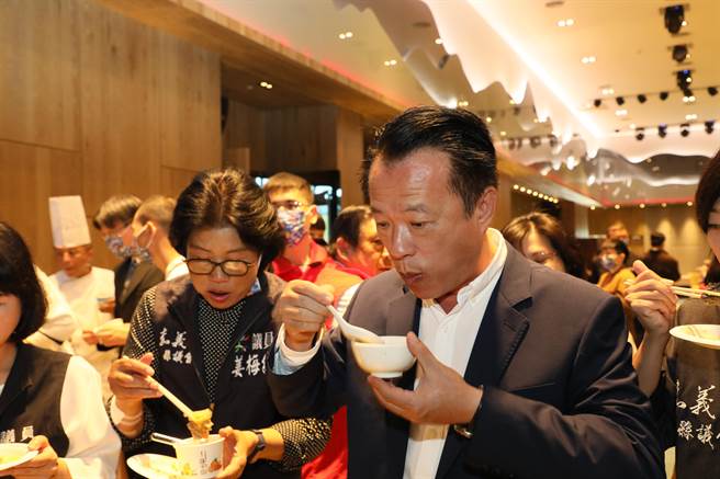 嘉義縣衛生局推動餐飲業者衛生管理分級評核，今年共56家餐飲業者通過評核，今並舉辦「嘉遊安心好廚房─110年度餐飲衛生評核」頒獎和品嘗會。（呂妍庭攝）