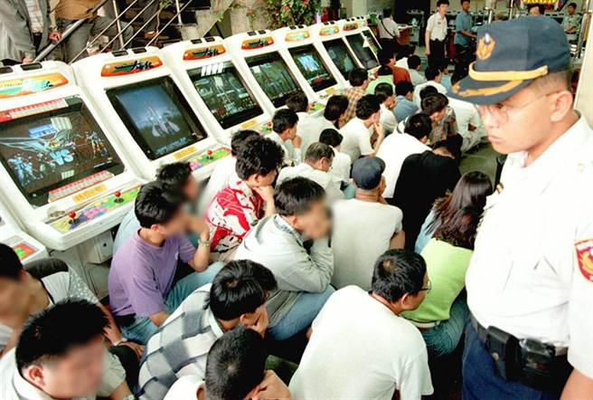 20年前全台风靡电玩赌博，全台警方时不时大规模扫荡电玩店家，扣回机台。（中时资料照／郑履中摄）
