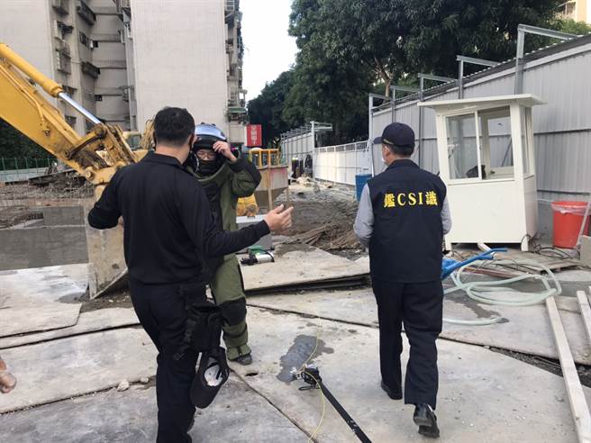 北市中华路发现疑似爆裂物 防爆人员封锁现场处理。(戴志扬翻摄)