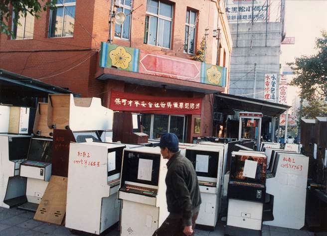 警方调查取缔赌博性电玩及地下色情业，扣回上百台电玩机台，待搜证结束后全数销毁。（中时资料照）