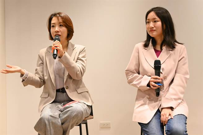 昌禾教育基金会创办人、市议员李妍慧（左）在2021年最后1场「PI邀请系列讲座」邀请到学霸「哈佛女孩」谢佩芬分享人生甘苦谈。（昌禾教育其金会提供／陈育贤新竹传真）