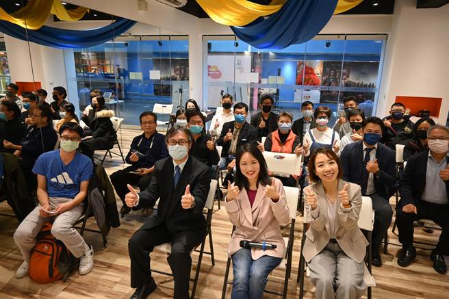 昌禾教育基金会创办人、市议员李妍慧（右一）在2021年最后1场「PI邀请系列讲座」邀请到学霸「哈佛女孩」谢佩芳（右二）分享人生甘苦谈。（昌禾教育其金会提供／陈育贤新竹传真）