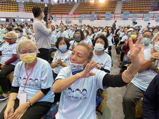 嘉義市舉辦逆齡健康人生課程成果發表，近500位學員開心地手舞足蹈。（廖素慧攝）