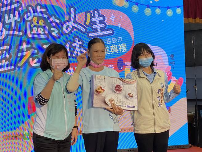 嘉義市衛生局長廖育瑋致贈禮物表揚健康樂活的徐煙荽女士。（廖素慧攝）