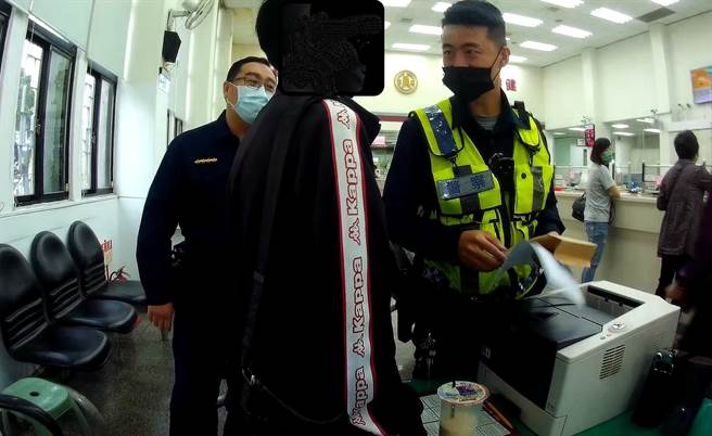 陳嫌（前）向警方供稱，自己提領錢只是幫朋友的忙，並無收取任何傭金，被員警識破。（台中市警察局提供／張妍溱台中傳真）