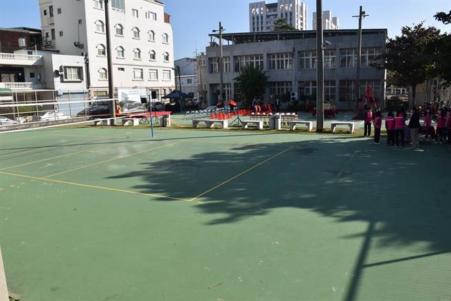 竹南镇博爱公园球场已老旧，将重新改建成风雨球场。（谢明俊摄）