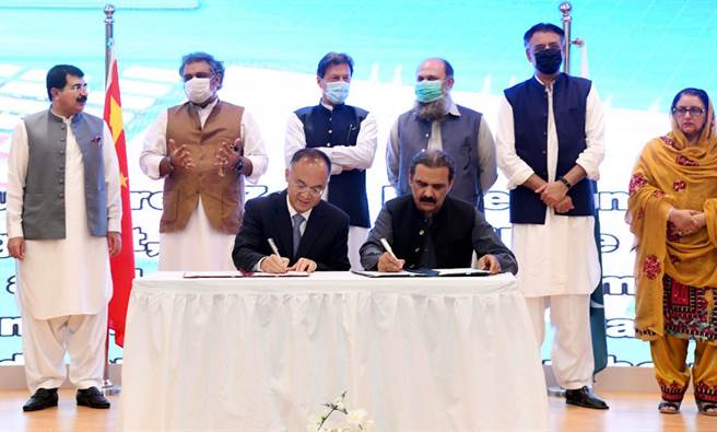 文中認為，考慮到俾路支省與巴國中央政府關係緊張，伊斯蘭堡其實應該先進行基礎建設項目，特別是清潔飲用水。圖為大陸與巴國在巴基斯坦瓜達爾簽署諒解備忘錄，陸方在瓜達爾港援建一座海水淡化廠簽署執行協議。(圖/新華社)