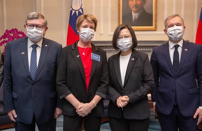 总统蔡英文接见法国国民议会友台小组主席戴扈杰访问团。图／总统府提供