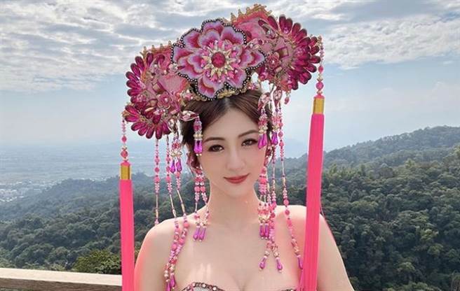 最美宫庙礼生雪岑。（图／IG@雪岑）