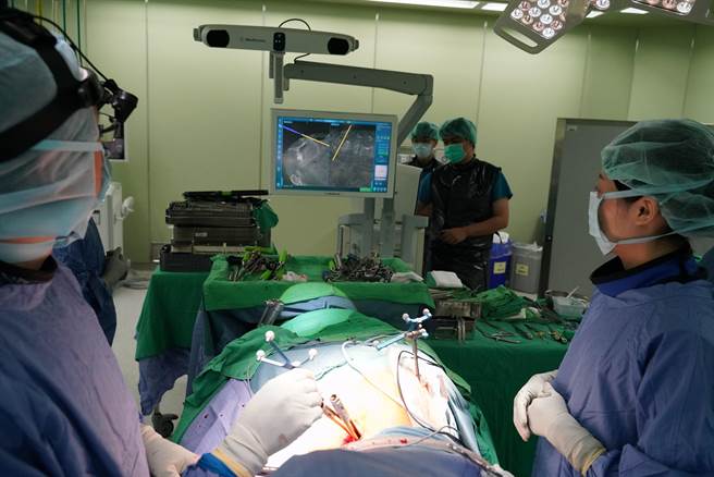 亚洲大学附属医院骨科部主治医师林琮凯，位患者进行电脑导航併前侧位脊椎减压骨融合手术。（亚大医院提供／林欣仪台中传真）