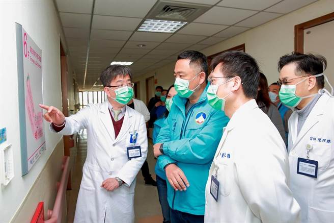 金门县长杨镇浯关怀乡亲就医权益，图为赴金门医院了解作业情况。（金门县府提供）