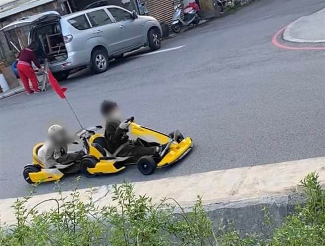 有網友目擊兩名孩童不顧性命，把玩具車開上馬路。圖片經馬賽克與變色處理。（翻攝自臉書社團《爆怨公社》）