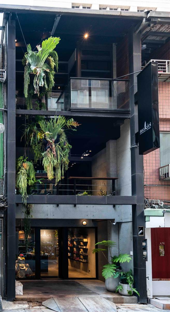 Sukin将台湾最着名的山林与溪景融入店装，营造城市与自然相互交融，稳定平衡的美好景致。(Sukin提供)