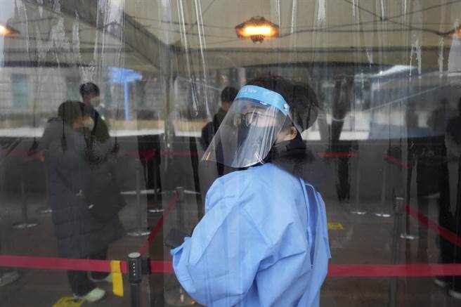 韩国至今累计54万4117例确诊，近两天单日确诊接近8000例，再次创下新高纪录。(图/美联社) 
