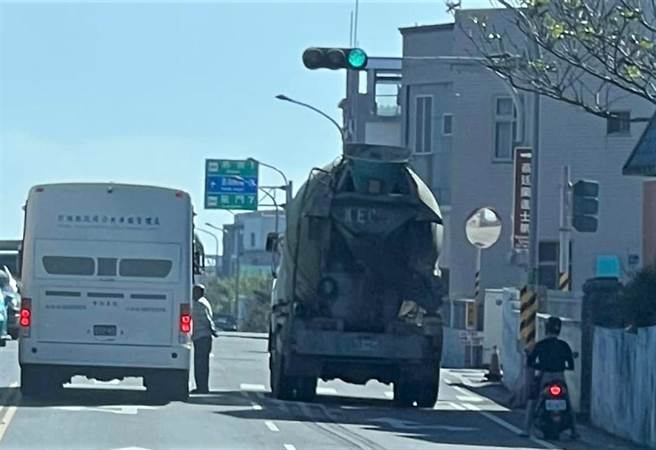 澎湖县政府行政专车与副议长所有水泥车行车起衝突，水泥车司机下车拦路理论。（民眾提供／陈可文传真）