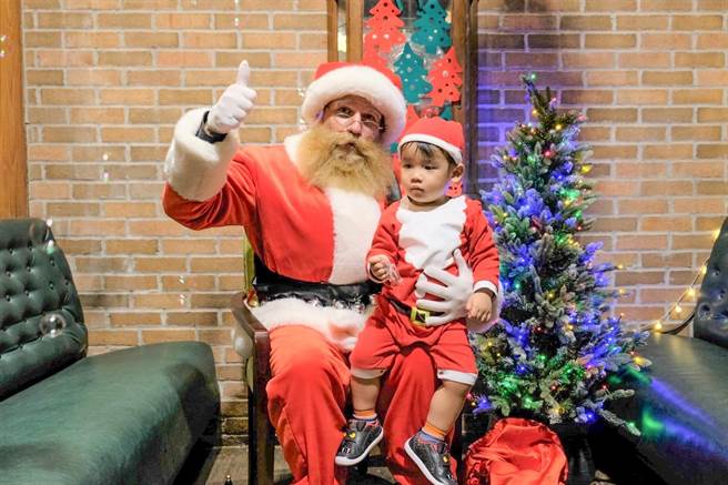 六福村打造全台最大的飄雪耶誕村，還有耶誕老公公，營造濃厚的耶誕氣氛。（六福村提供）