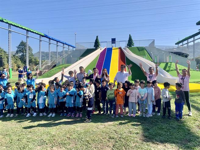 南投县首座亲子共融公园，小朋友抢先体验。（廖志晃摄）