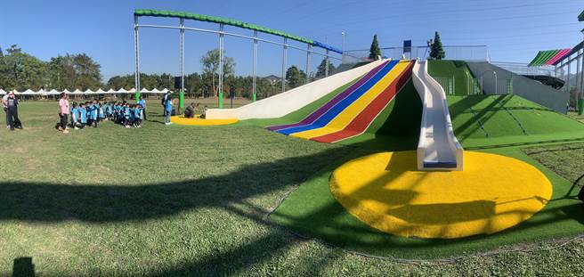 南投县首座亲子共融公园，小朋友抢先体验。（廖志晃摄）