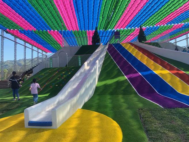 亲子共融公园，贴心设置遮阳网。（廖志晃摄）