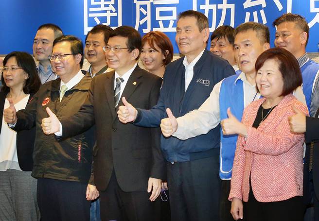 中華航空董事長謝世謙（前排右三）與中華航空企業工會理事長劉惠宗（前排右二）16日簽訂團體協約，桃園市長鄭文燦（前排左二）、交通部長王國材（前排左三）及勞動部長許銘春（前排右一）應邀觀禮。（范揚光攝）