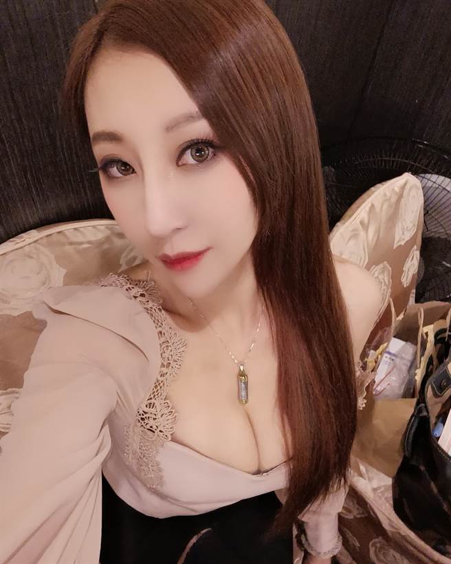 布丁外型美艳、身材性感。(图/翻摄自布丁脸书)