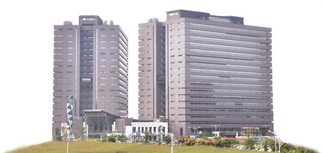 新北市某公司名下大货车共违规89次，另1位民眾专挑同一家银行摆摊卖水果，共违规81次，经新北分署扣押银行存款后，均全部缴清；图为新北分署外观。（摘自新北分署脸书）