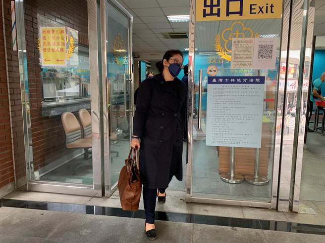 蔡姓女粉絲多次侵入歌手林凡的住宅庭院送禮，被控侵入住宅罪，但蔡女主張林凡默許同意。（圖／李文正攝）