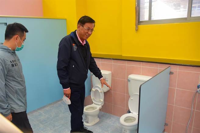 南投县长林明溱（右），视察集集镇公共托育家园。（南投县政府提供／廖志晃南投传真）