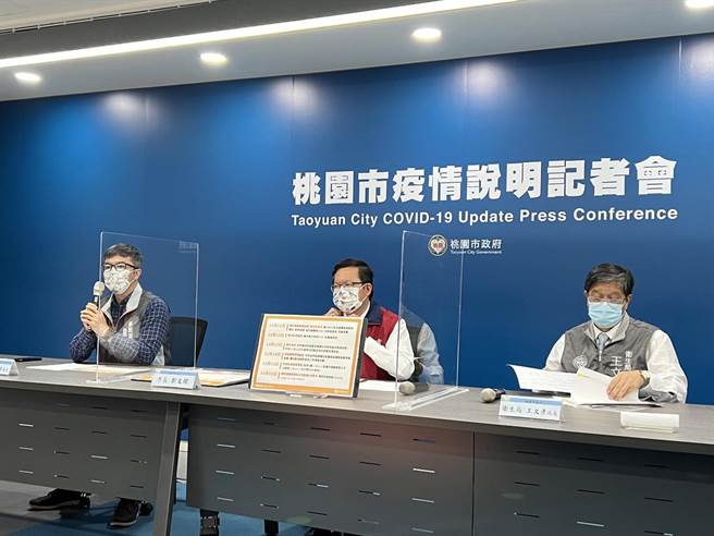 桃園某防疫旅館爆群聚感染，其中4人確定同一感染源，桃園市長鄭文燦說，感染源要由中央來判斷，不排除是送餐、送垃圾時手套接觸。(蔡依珍攝)