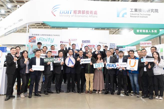 工研院今日與自主移動機器人聯盟㩦手50家AMR產業業者，正式發佈第一個「AMRA-201 移動機器人通用要求與測試方法」產業標準。(圖／工研院提供)