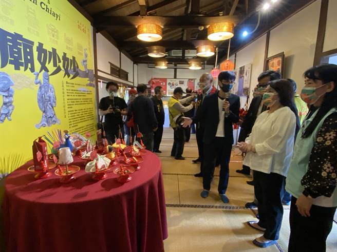 嘉义市长黄敏惠参观8家宫庙开发出的特色文创品。（廖素慧摄）