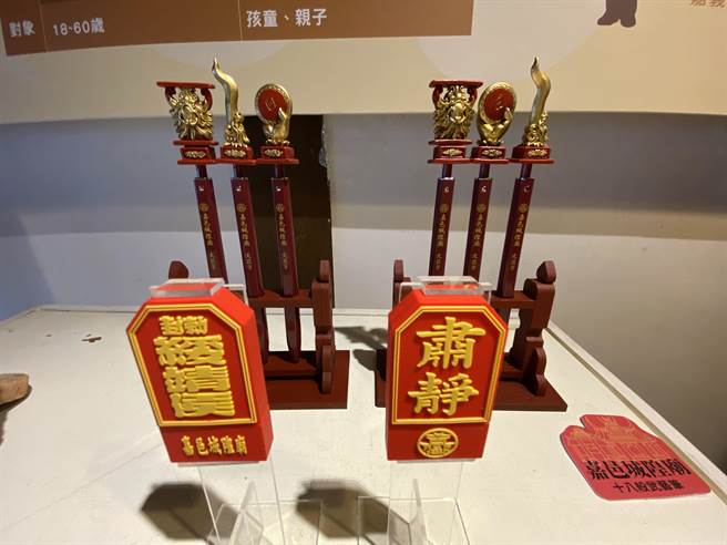 嘉义市城隍庙的文创品「驱邪庇佑造型随身碟、十八般武艺笔」。（廖素慧摄）
